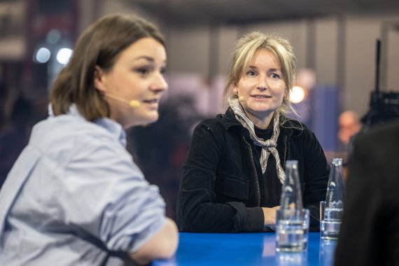 Alice Sainsbury und Femke Vesters auf der Mainstage der ISPO Munich 2024